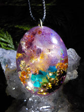 Grenat, améthyste, chrysocolle, tourmaline noire.