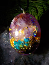 Grenat, améthyste, chrysocolle, tourmaline noire.