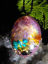 Grenat, améthyste, chrysocolle, tourmaline noire.