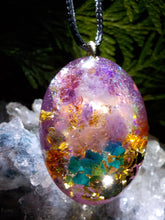 Grenat, améthyste, chrysocolle, tourmaline noire.