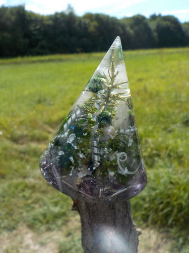 orgonite cône rubis sur zoisite, quartz rose, nacre