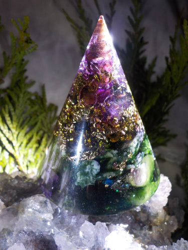 Orgonite Agate mousse, cristal de roche. Relie a la terre.