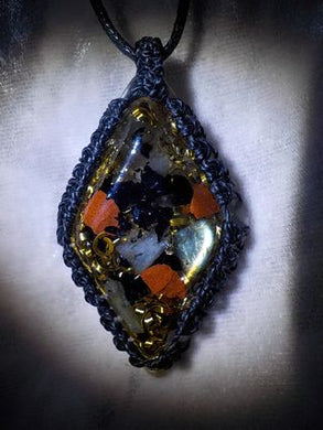 Jaspe rouge, tourmaline noire, labradorite.