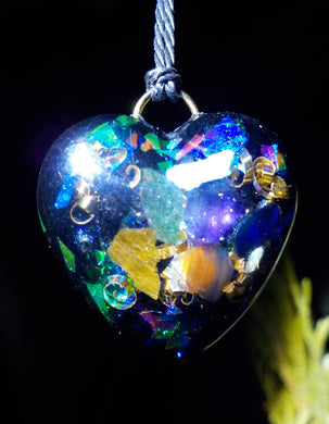 Il est composé des 7 pierres ayant une forte interaction sur les 7 Chakras. Cette association a des vertus pour renforcées, régénérer, aligner les chakras principaux, les rééquilibrer et les harmoniser à tout instant afin de faciliter la circulation de vos énergies.  Cela permet de bénéficier en permanence des bienfaits des minéraux sur les principaux centres d'énergie.  L'orgonite 7 chakras permet de répondre aux multiples besoins qui se présentent au fil de la vie. 