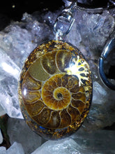 Porte clés Ammonite opalisé.