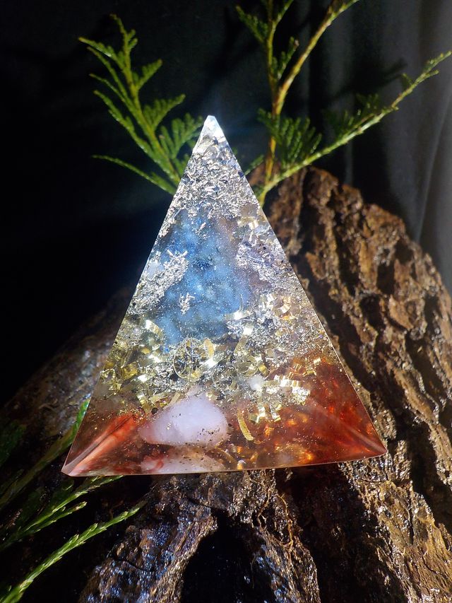 Labradorite, quartz rose Orgonite, pyramide 3 pans