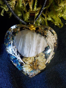 Orgonite, Pierre de lune, tourmaline noire, quartz rose, or et végétal