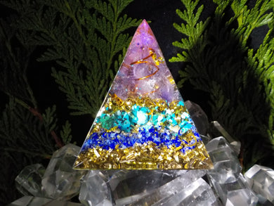 Spirituelle orgonite. Graine de vie. Pyramide 3 faces.