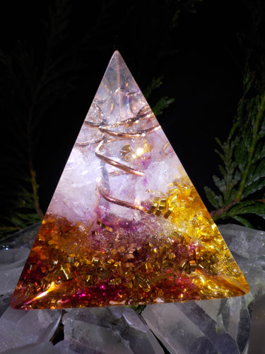 Quartz rose, cristal de roche. Pyramide 3 faces.