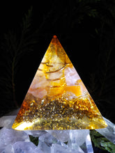 Cornaline, quartz rose. Pyramide 3 faces.