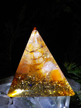 Cornaline, quartz rose. Pyramide 3 faces.