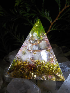 Quartz rose, cristal de roche. Pyramide 3 faces