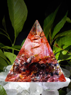 Quartz rose, cristal de roche. Pyramide 3 faces.