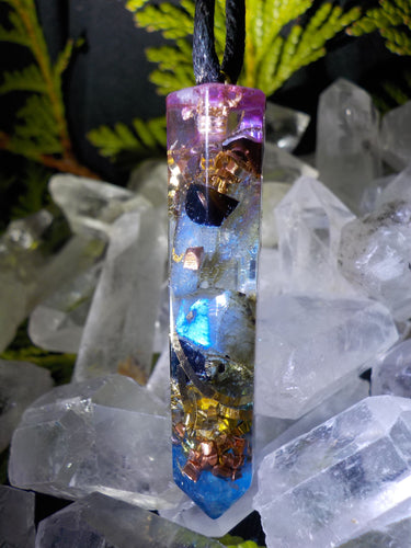 Orgonite en cristal de roche, labradorite, tourmaline noire,cuivre, bronze et feuilles dorées.