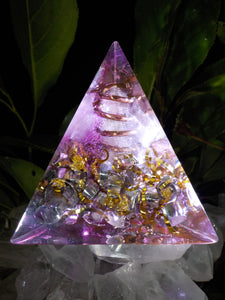 Quartz rose, cristal de roche. Pyramide 3 faces.