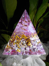 Quartz rose, cristal de roche. Pyramide 3 faces.