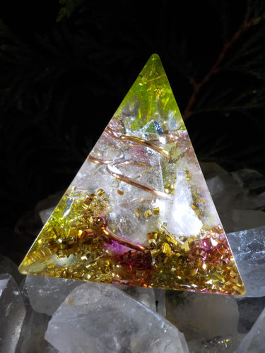 Quartz rose, cristal de roche. Pyramide 3 faces